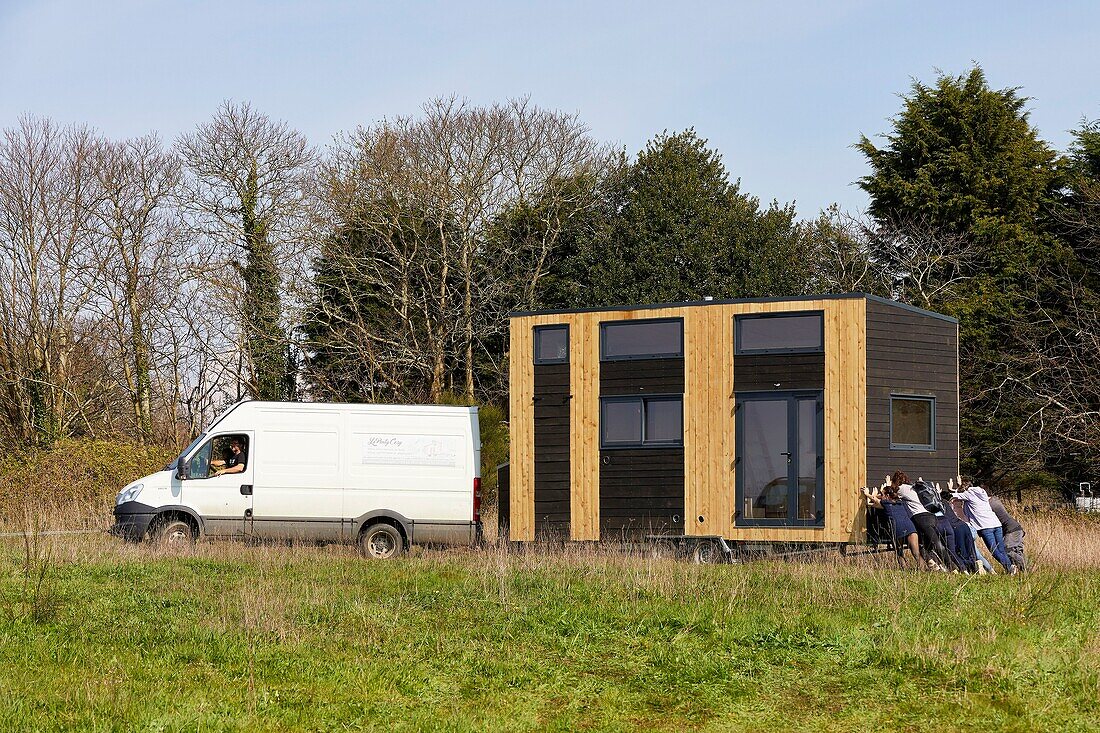 Frankreich, Finistere, Concarneau, Erprobung von Low-Tech-Lösungen in einem Winzlingshaus, zwei Ingenieure (Pierre-Alain Leveque und Clement Chabot) haben ein Winzlingshaus (auf einem Anhänger montiertes Mikrohaus) gebaut und leben darin, um Low-Tech-Lösungen zu testen