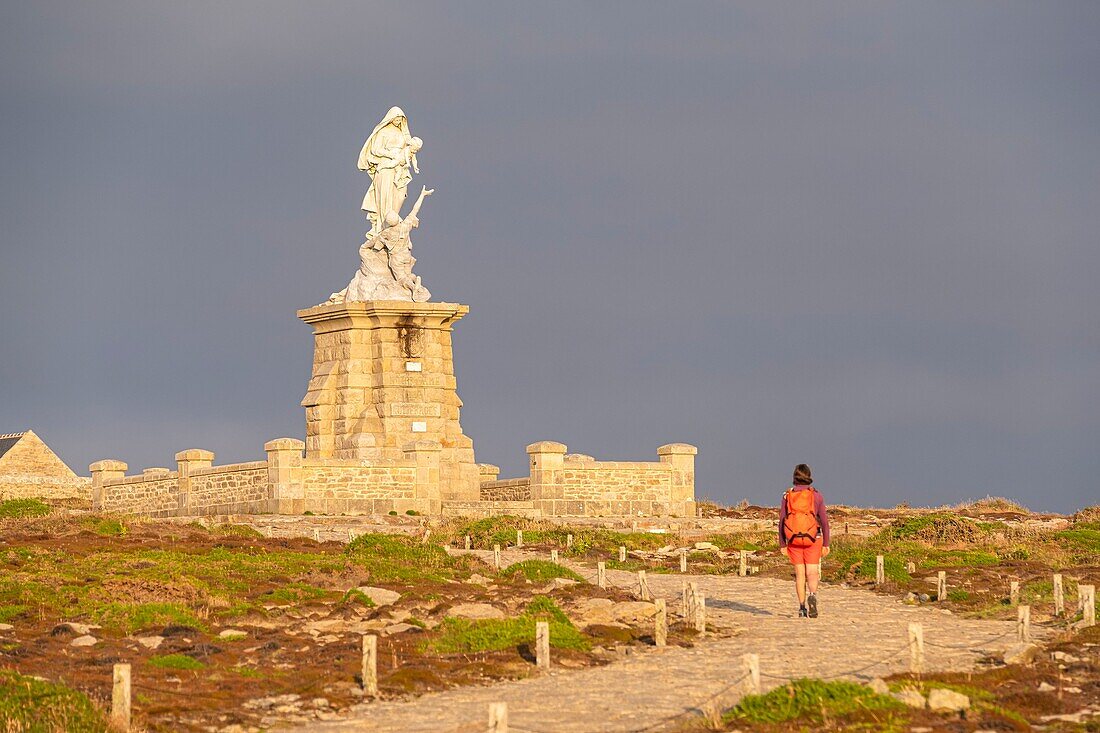 Frankreich, Finistere, Plogoff, Pointe du Raz, am Wanderweg GR 34 oder Zollweg, Marmorskulptur von Notre-Dame des Naufragés