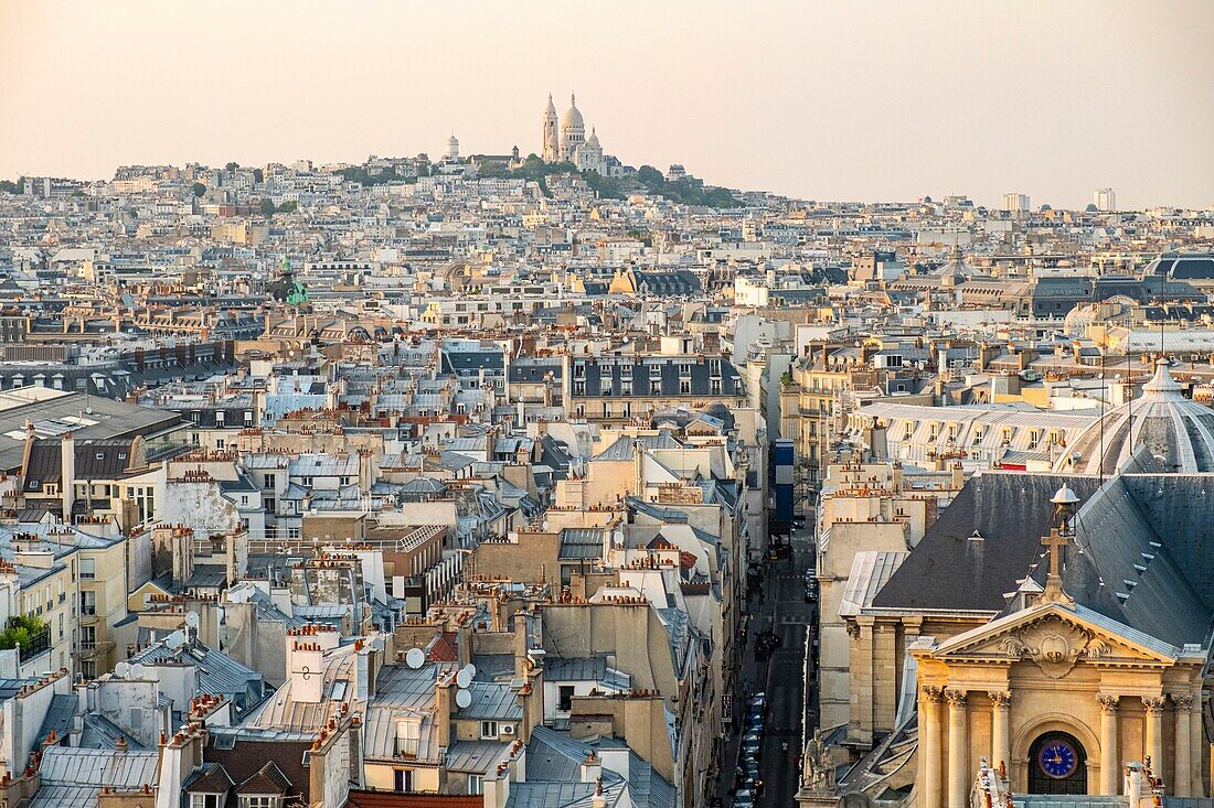 Frankreich, Paris, die Dächer von Paris in Zink und das Heilige Herz
