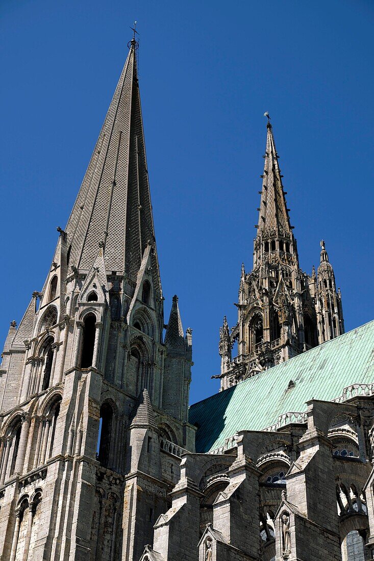 Frankreich, Eure et Loir, Chartres, Kathedrale Notre Dame, von der UNESCO zum Weltkulturerbe erklärt, Südfassade, die Türme