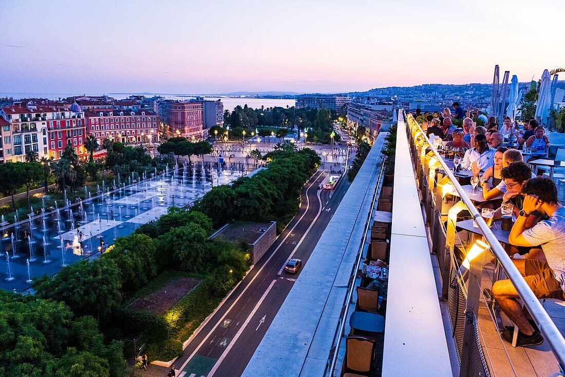 Frankreich, Alpes Maritimes, Nizza, von der UNESCO zum Weltkulturerbe erklärt, Promenade du Paillon, Terrasse des Hotel Aston La Scala