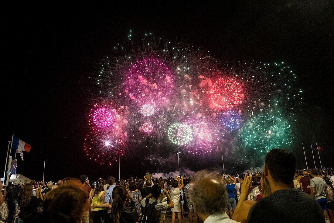 Frankreich, Alpes Maritimes, Nizza, von der UNESCO zum Weltkulturerbe erklärt, Feuerwerk auf der Promenade des Anglais seit dem Anschlag vom 14. Juli 2016