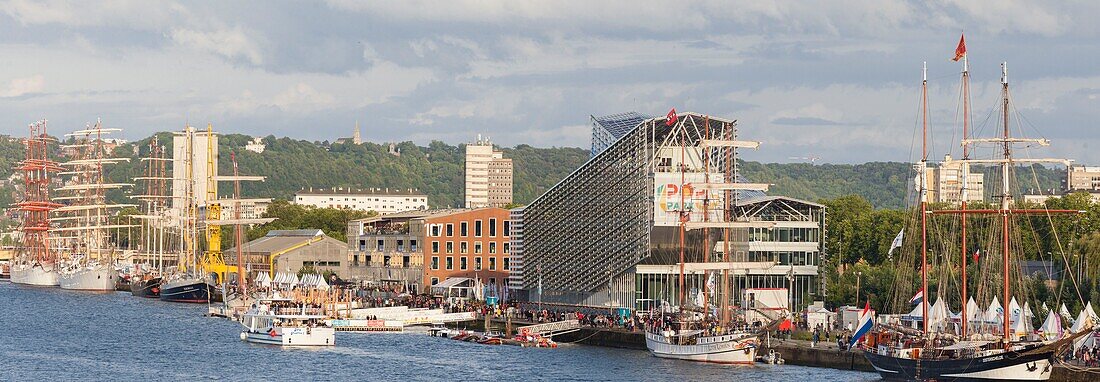 Frankreich, Seine Maritime, Rouen, Armada 2019, Panoramablick auf vertäute Großsegler und auf das Gebäude der Metropole Rouen Normandie des Architekten Jacques Ferrier