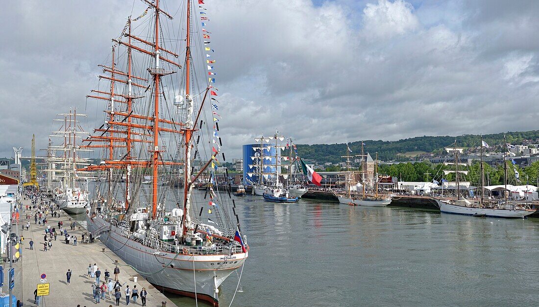 Frankreich, Seine Maritime (76), Rouen, Armada 2019 , Touristenmassen beim Besuch der alten Takelage am Ufer der Seine