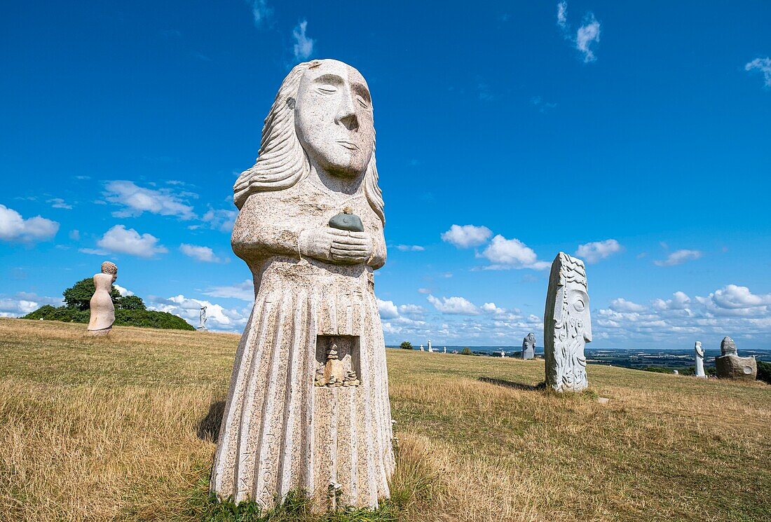 Frankreich, Cotes-d'Armor, Carnoet, das Tal der Heiligen oder die bretonische Osterinsel, ist ein assoziatives Projekt mit 1000 in Granit gehauenen Monumentalskulpturen, die 1000 bretonische Heilige darstellen