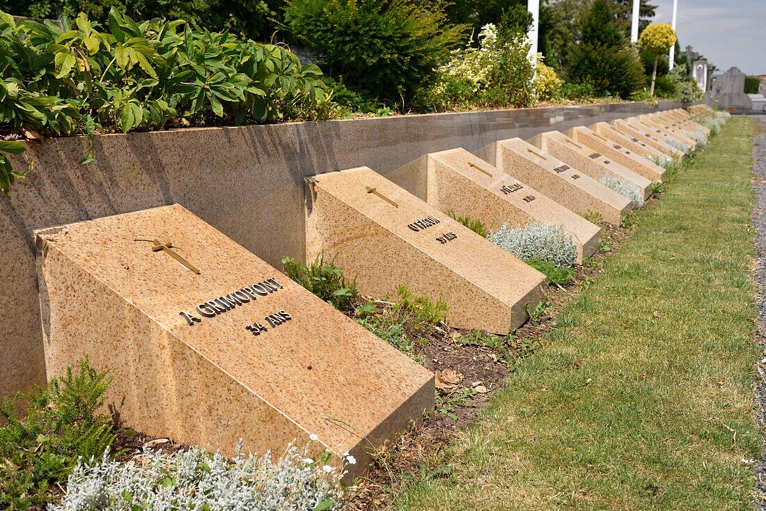 Frankreich, Nord, Villeneuve d'Ascq, Friedhof von Ascq, Gräber und Gedenkstätte für die Opfer des Massakers von Ascq, bei dem in der Nacht vom 1. auf den 2. April 1944 86 Zivilisten von den Deutschen erschossen wurden
