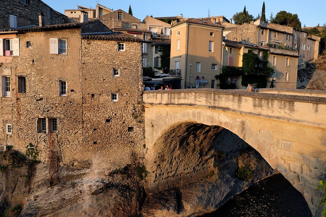 Frankreich, Vaucluse, Vaison la Romaine, die römische Brücke über die Ouveze, zwischen der Unterstadt und der Oberstadt