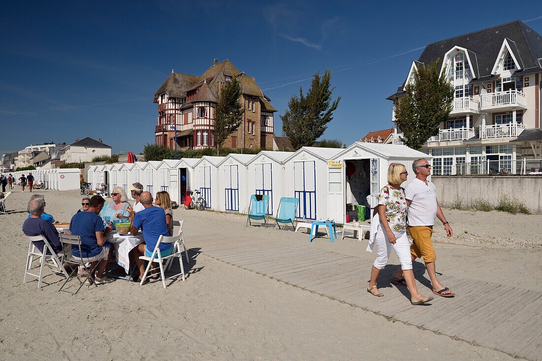 Frankreich, Somme, Bucht von Somme, Le Crotoy, Strand, Villen und Strandhütten am Meer