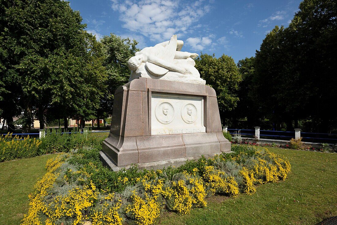 Frankreich, Somme, Le Crotoy, öffentlicher Garten, Denkmal für die Pioniere der Luftfahrt Gebrüder Caudron