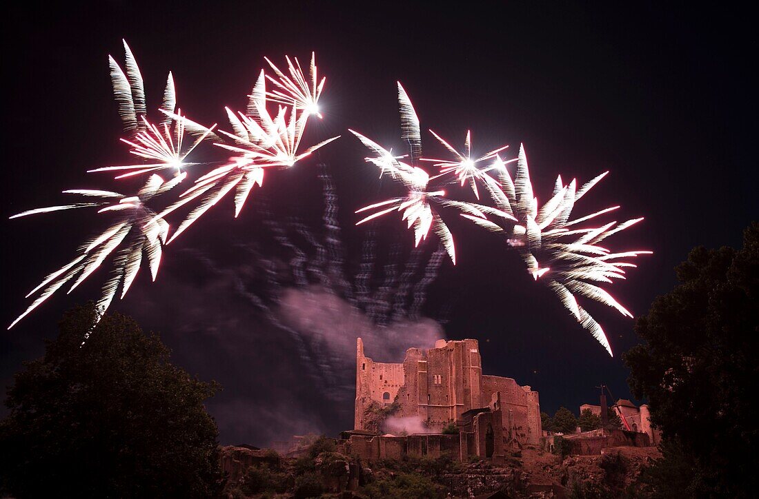 Frankreich, Vienne, Chauvigny, Feuerwerk auf dem alten Schloss für den 14. Juli