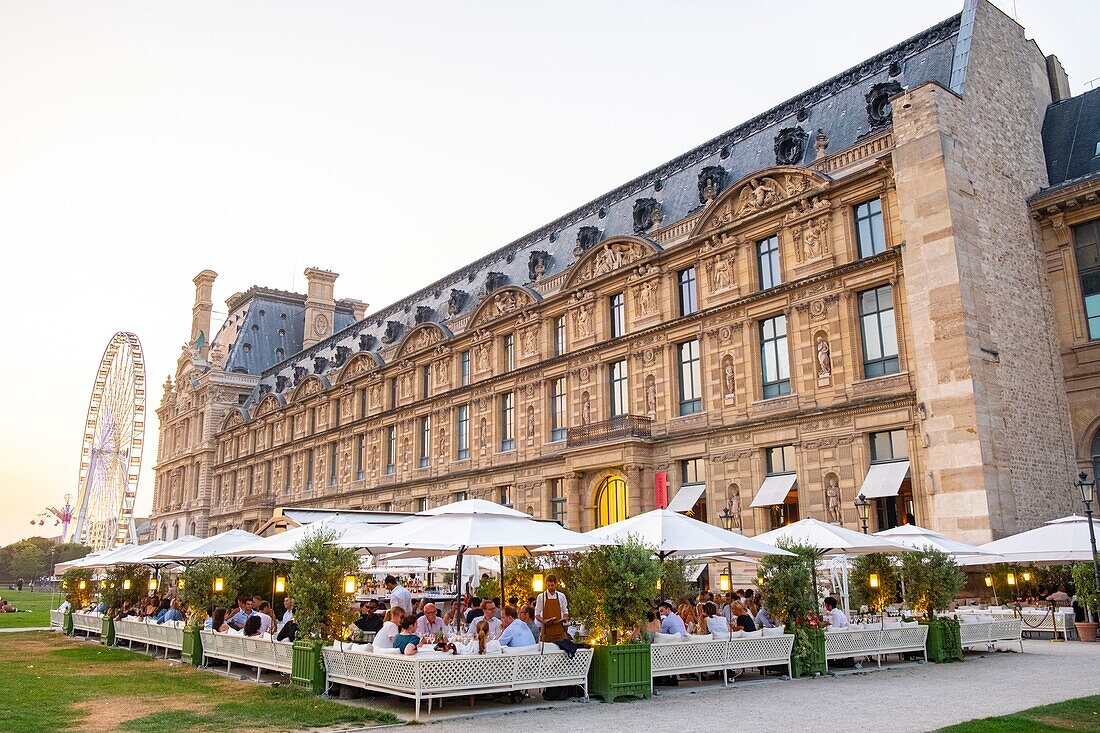 Frankreich, Paris, das Museum der dekorativen Künste im Marsan-Pavillon des Louvre-Palastes, das Restaurant Loulou und das Riesenrad im Marsan-Pavillon des Louvre-Palastes