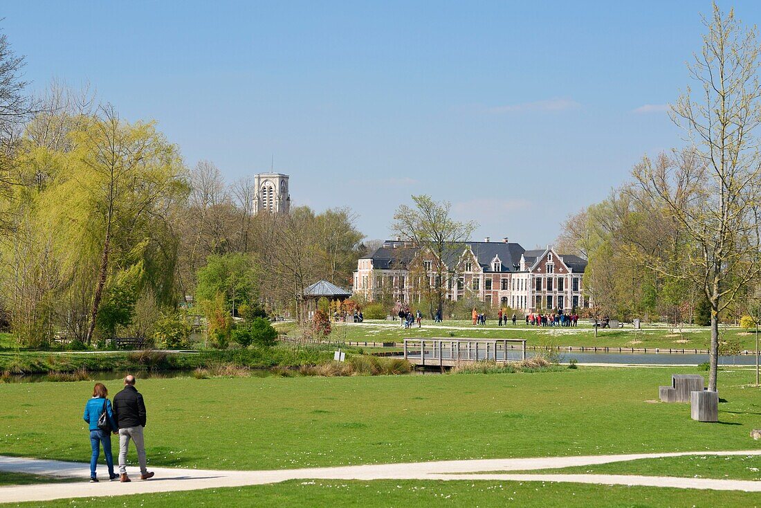 Frankreich, Nord, Wambrechies, Park und Schloss von Robersart mit dem Glockenturm der katholischen Kirche Saint-Vaast, Paar geht in der Gasse spazieren