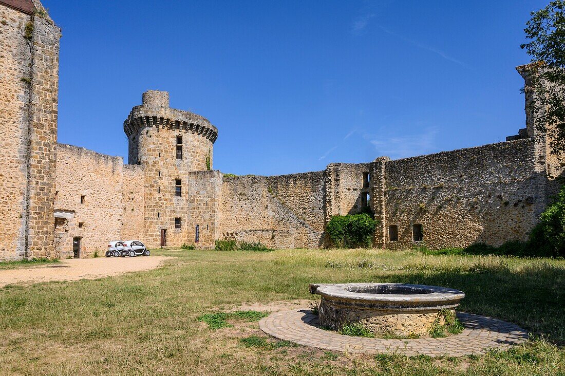 France, Yvelines, haute vallée de Chevreuse natural regional park, Chevreuse, Château de la Madeleine, courtine nord and guards tower\n
