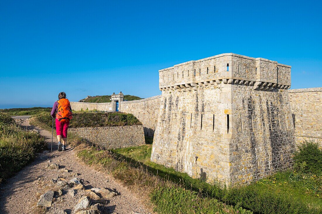 Frankreich, Finistere, Regionaler Naturpark Armorica, Halbinsel Crozon, Camaret-sur-Mer, Wanderweg GR 34 oder Zollweg, Festung Pointe du Toulinguet