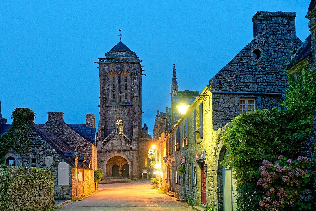 Frankreich, Finistere, Locronan, Aufschrift Les plus Beaux Villages de France (Die schönsten Dörfer Frankreichs), Kirche Saint Ronan am Ende der Prioratsstraße