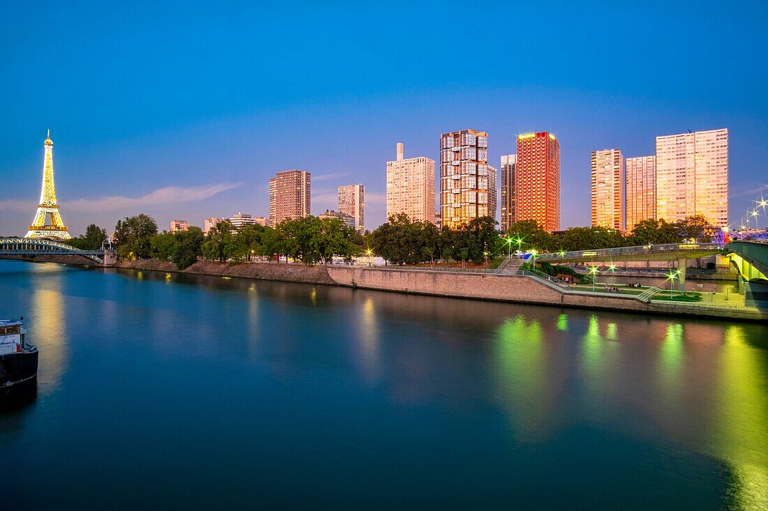 Frankreich, Paris, die Gebäude der Front de Seine und der Eiffelturm