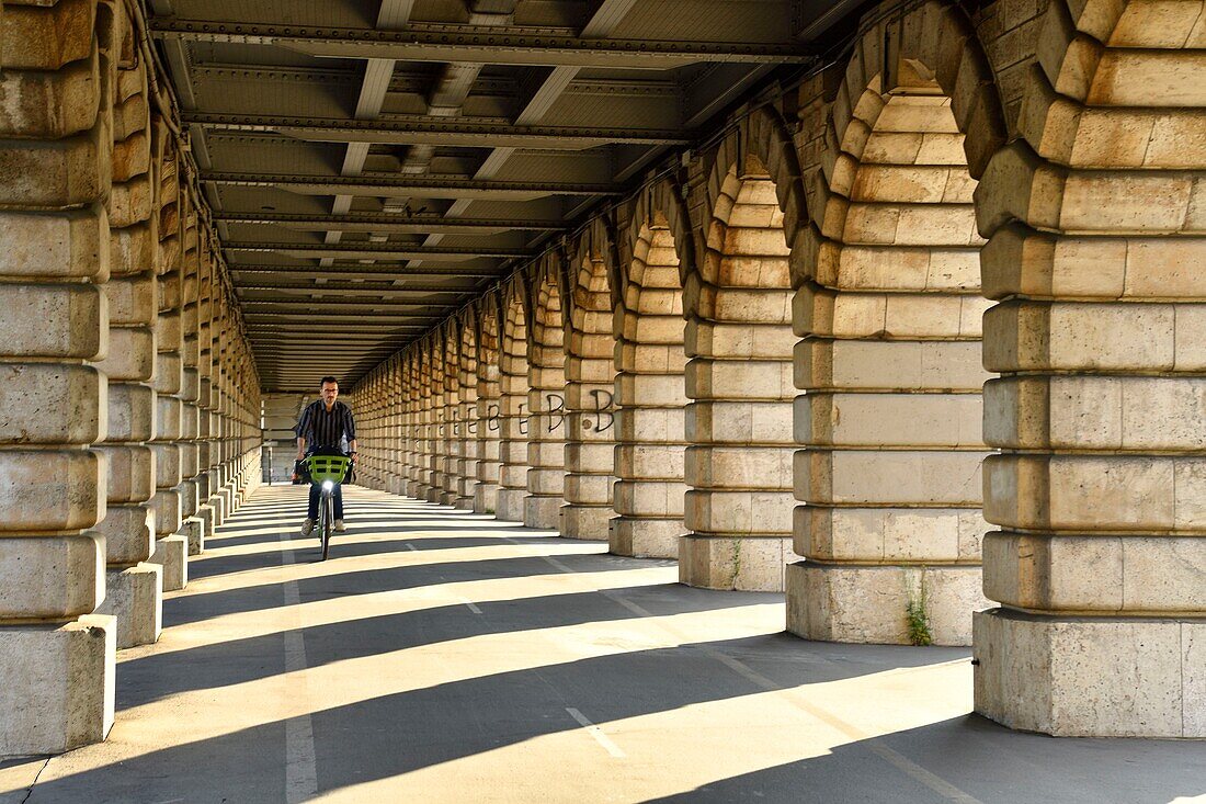 Frankreich, Paris, von der UNESCO zum Weltkulturerbe erklärtes Gebiet, Bercy-Viertel, Pont de Bercy-Brücke über die Seine