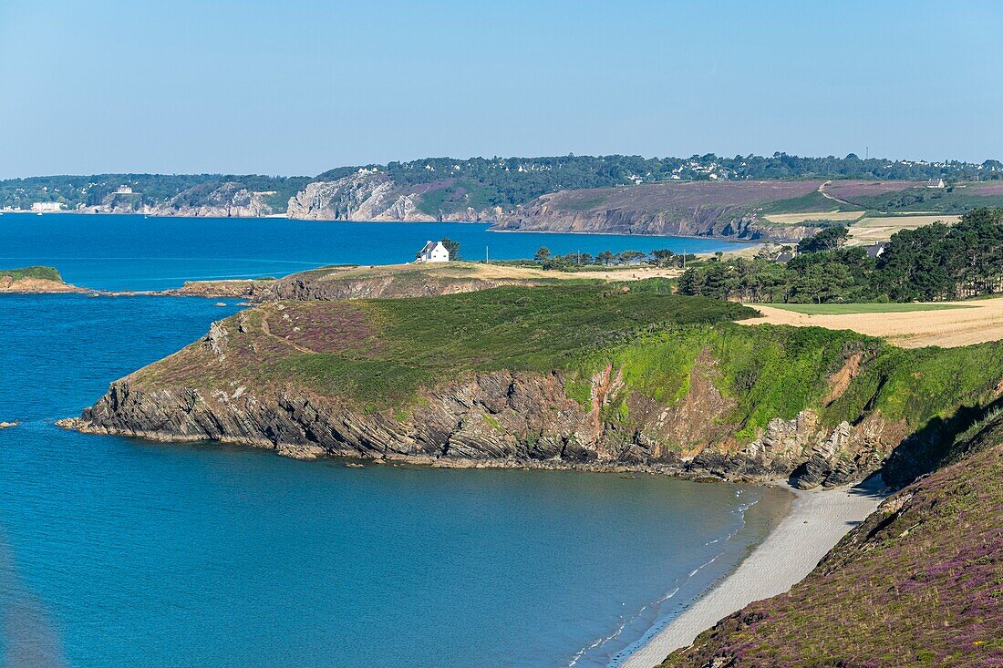 Frankreich, Finistere, Regionaler Naturpark Armorica, Halbinsel Crozon, Panorama von Pointe de Treboul oder Pointe du Guern, Strand von Poul