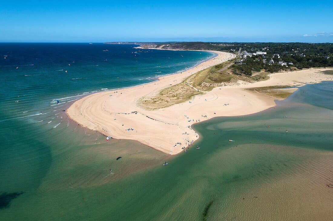 Frankreich, Cotes d'Armor, Cote de Penthièvre, Plurien, Strand von Sables d'Or les Pins (Luftaufnahme)