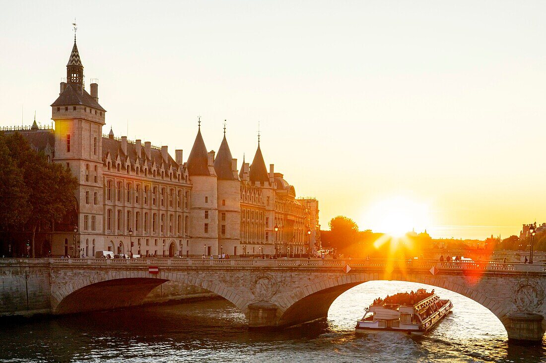 France, Paris, area listed as World Heritage by UNESCO, the Change Bridge\n