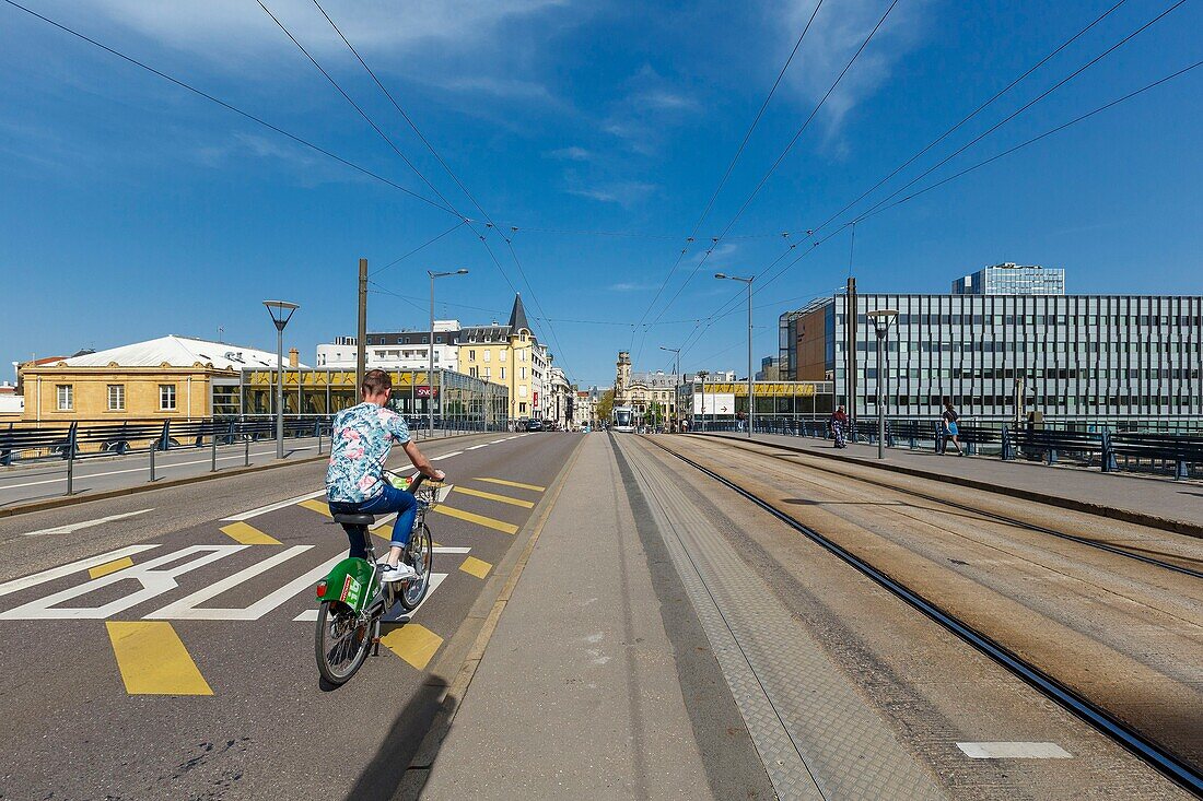 France, Meurthe et Moselle, Nancy, cyclist in Foch Avenue and Grae (train station) district in the background\n