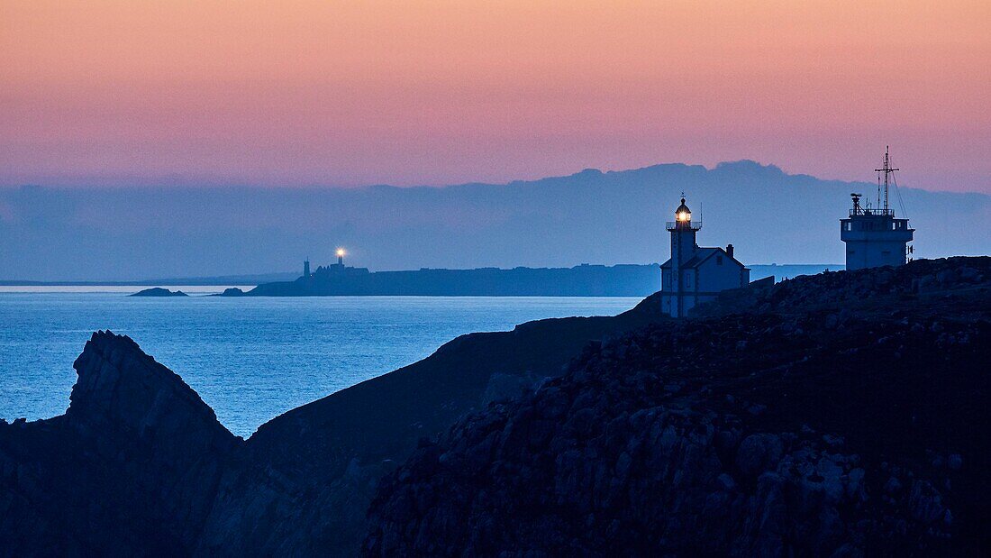France, Finistere, Camaret sur Mer, the Regional Natural Park of Brittany, Natural Iroise Marine Park, Pointe du Toulinguet, the lighthouse and the pointe de Saint Mathieu in the background\n
