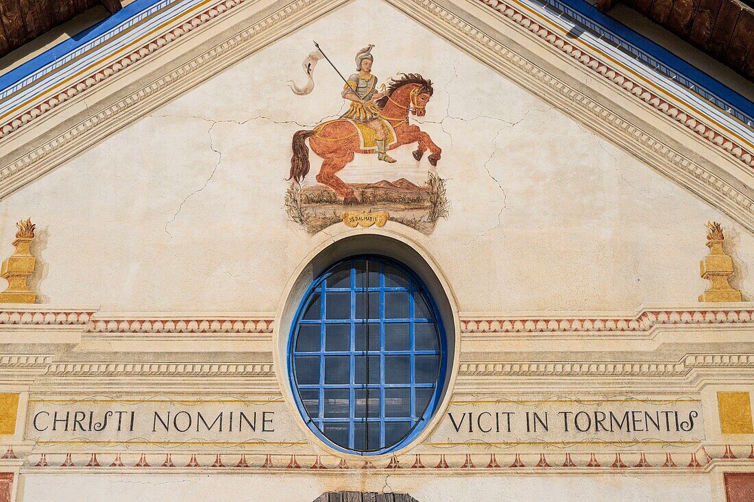 Frankreich, Alpes-Maritimes, Mercantour-Nationalpark, Tinée-Tal, Saint-Dalmas-le-Selvage, Fassade der Pfarrkirche Saint-Dalmas, Darstellung des Heiligen Dalmas zu Pferd, römischer Legionär und Evangelist der Region