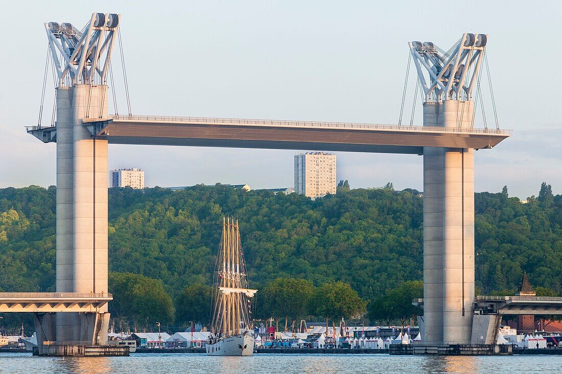 Frankreich, Seine Maritime, Rouen, Armada 2019, Santa Maria Manuela, Viermastschoner, Fahrt auf der Seine, unter der Flaubert-Brücke