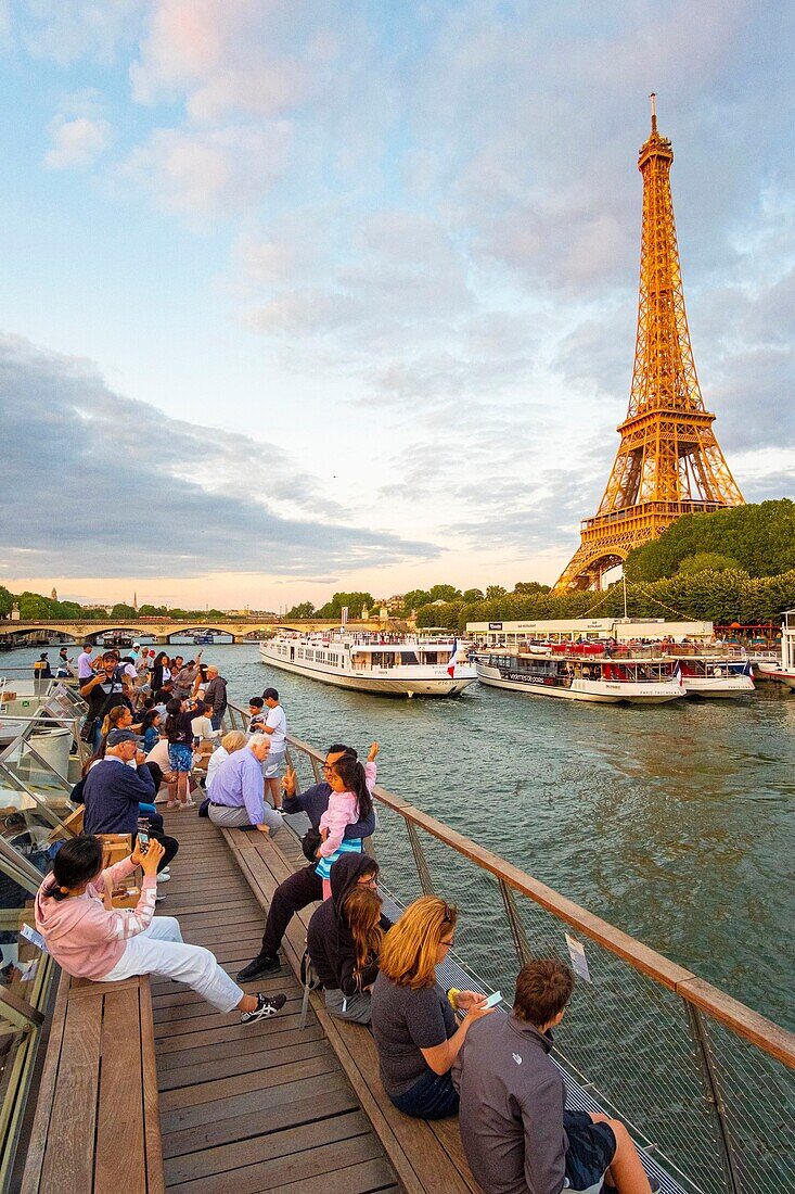Frankreich, Paris, von der UNESCO zum Weltkulturerbe erklärtes Gebiet, Bootsfahrt vor dem Eiffelturm