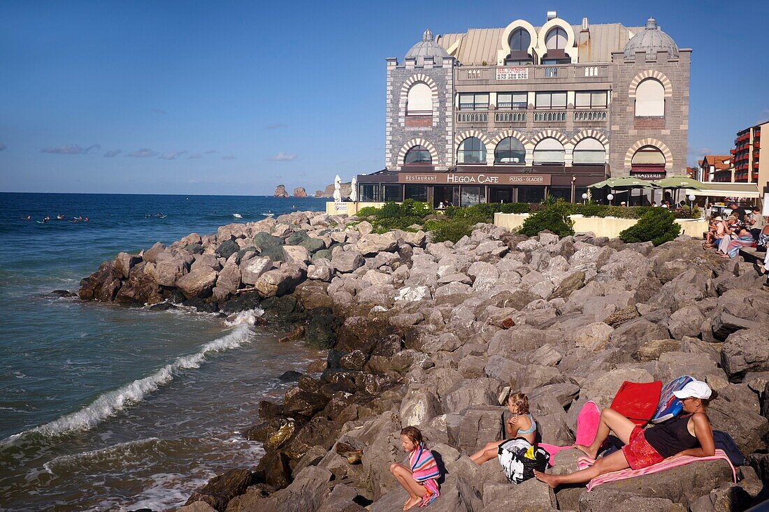 Frankreich, Pyrenees Atlantiques, Pays Basque, Strand von Hendaye, altes Casino Croisiere im neomaurischen Stil und die Felsen namens Zwillinge im Hintergrund