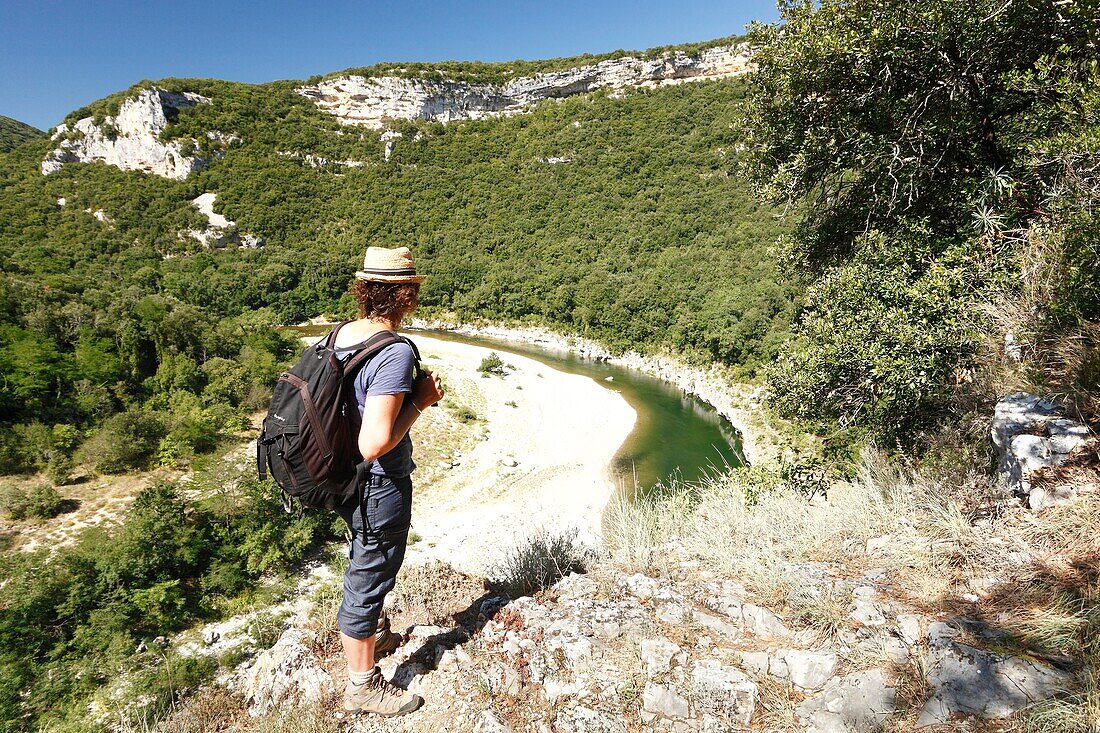 Frankreich, Ardeche, Sauze, Naturschutzgebiet Ardeche-Schluchten, Wanderin auf dem Weg flussabwärts der Ardeche-Schlucht, auf dem Weg vom Biwak Gournier nach Sauze