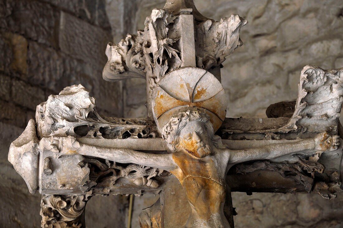 Frankreich, Vaucluse, Vaison la Romaine, Kathedrale Notre Dame de Nazareth, Kreuzgang aus dem 11. und 12. Jahrhundert, doppelseitiges Kreuz aus dem späten fünfzehnten Jahrhundert, Christus und die Jungfrau auf der anderen Seite
