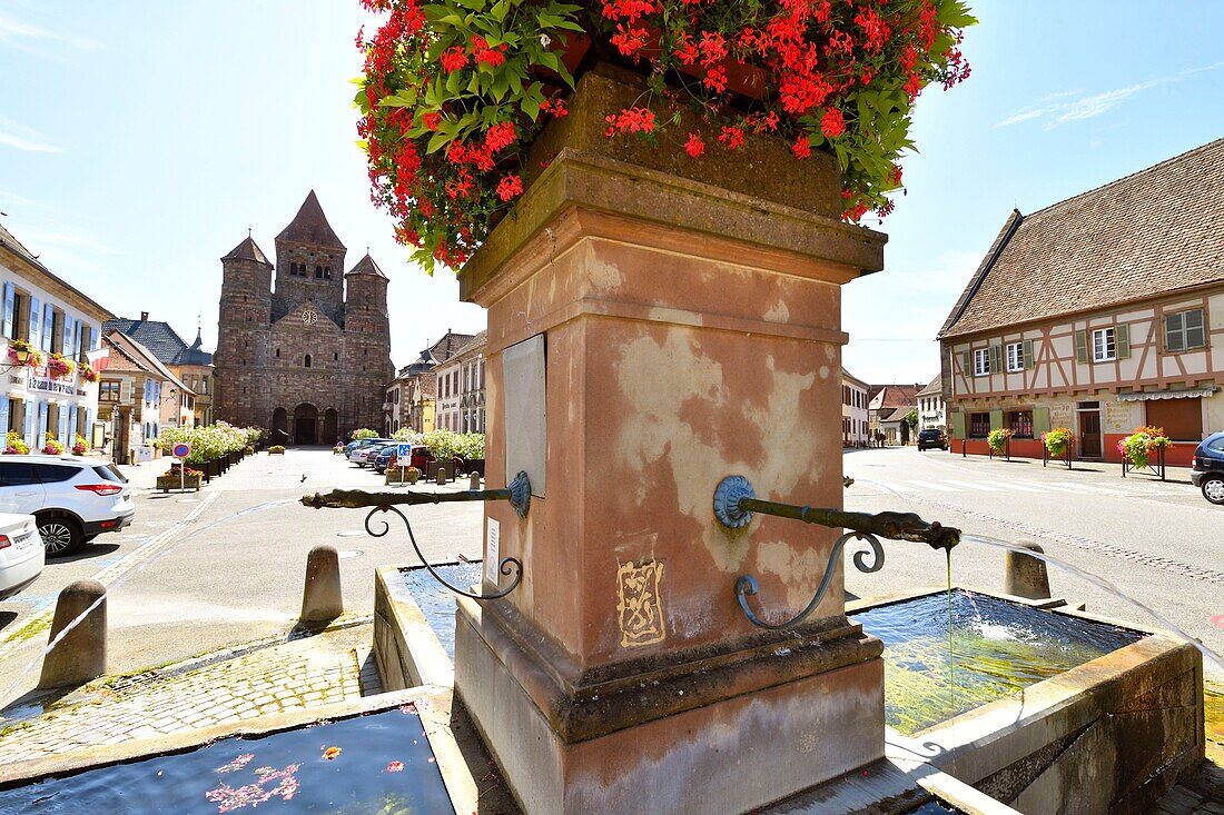 Frankreich, Bas Rhin, Marmoutier, römische Abteikirche aus dem 6. Jahrhundert, Westfassade aus rotem Sandstein aus den Vogesen