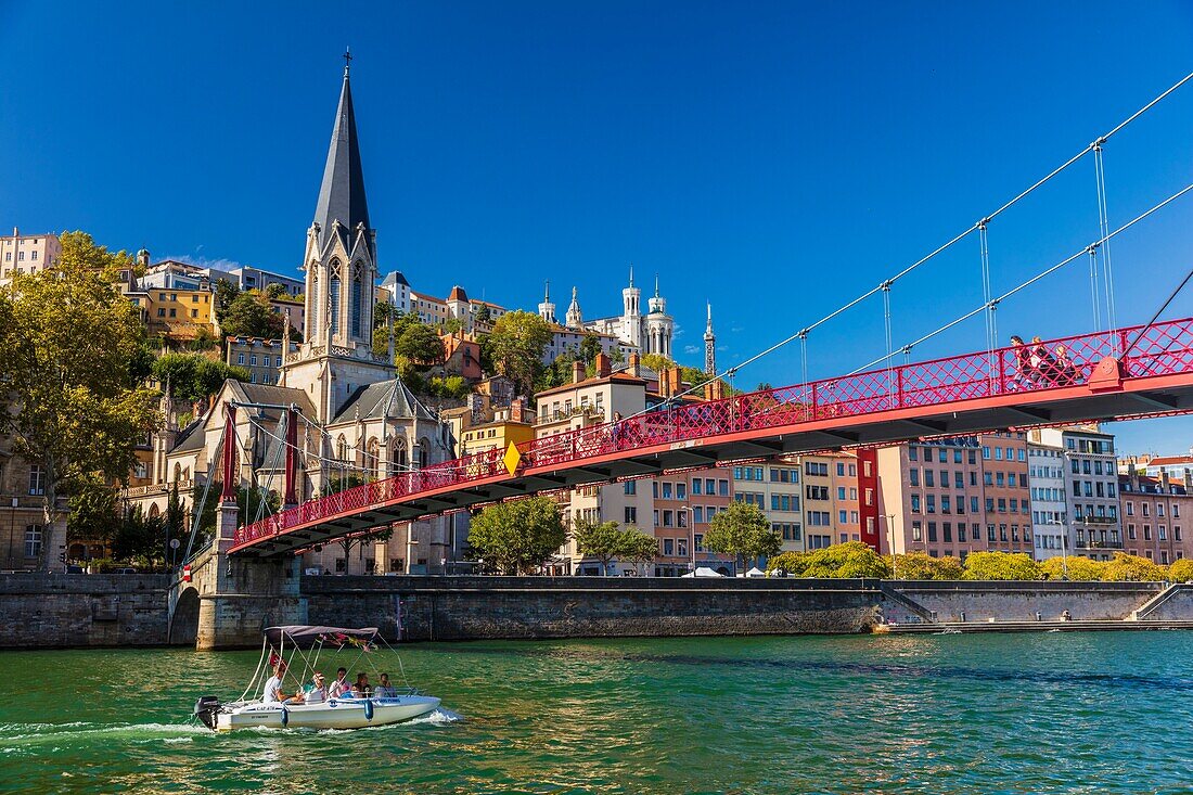 Frankreich, Rhone, Lyon, historisches Zentrum, das zum UNESCO-Welterbe gehört, Paul-Couturier-Brücke über die Saone, im Hintergrund die Kirche Saint-Georges und Notre-Dame de Fourviere