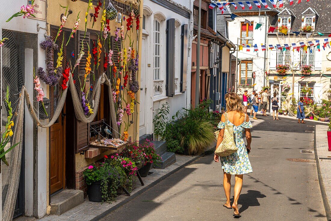 Frankreich, Somme, Somme-Bucht, Saint Valery sur Somme, Zur Zeit der Seefeste ist das Viertel von Courtgain (das, wo man wenig gewinnt), das die Häuser der Fischer schützt, mit Fischernetzen und Gladiolen geschmückt