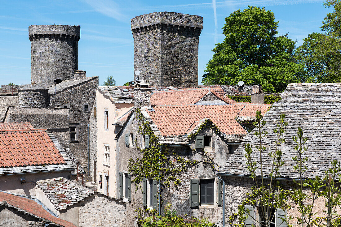 Frankreich, Aveyron, Regionaler Naturpark Grands Causses, La Couvertoirade, ausgezeichnet als die schönsten Dörfer Frankreichs, das mittelalterliche befestigte Dorf am Larzac, das Krankenhaus und die einzige Templerburg Frankreichs