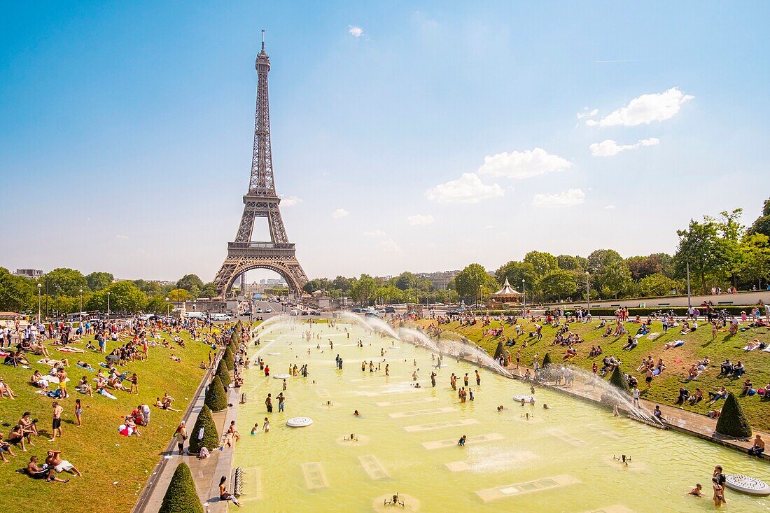 Frankreich, Paris, von der UNESCO zum Weltkulturerbe erklärtes Gebiet, die Trocadero-Gärten vor dem Eiffelturm, an heißen Tagen zum Schwimmen