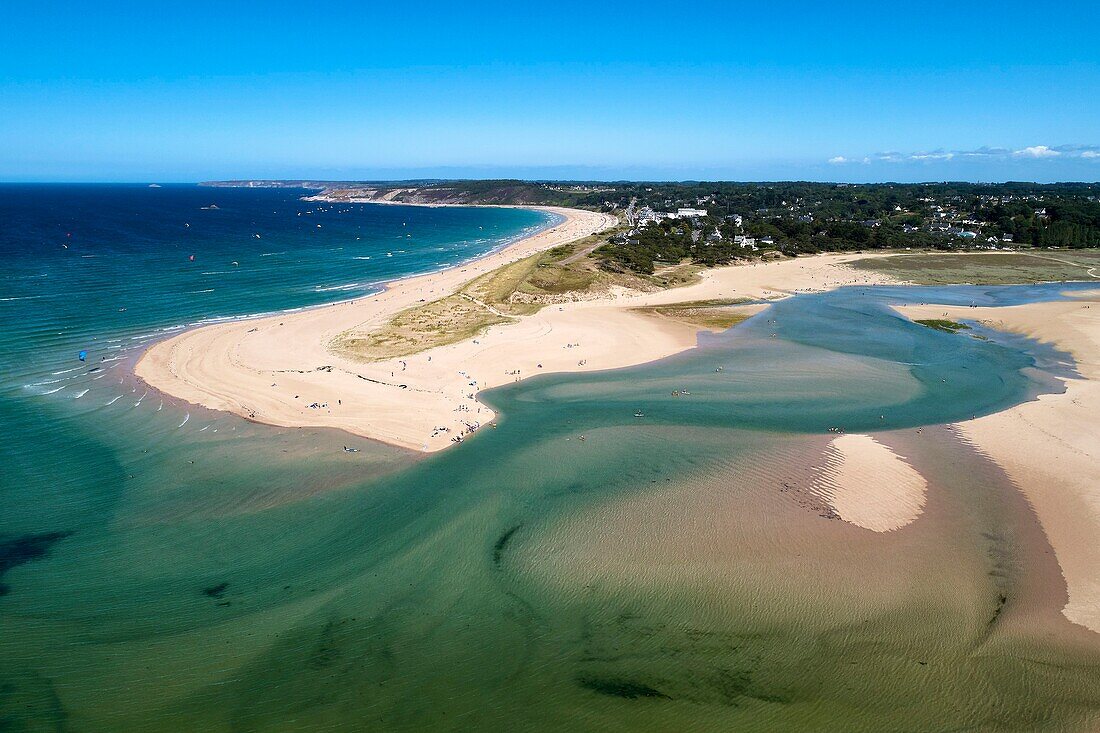 Frankreich, Cotes d'Armor, Cote de Penthièvre, Plurien, Strand von Sables d'Or les Pins (Luftaufnahme)