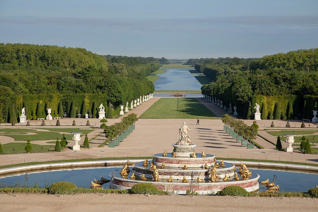 Frankreich, Yvelines, Park des Schlosses von Versailles, das von der UNESCO zum Weltkulturerbe erklärt wurde, das Latona-Becken und die Gärten in der Perspektive und die Axe du Soleil (die Sonnenachse) zum Grand Canal