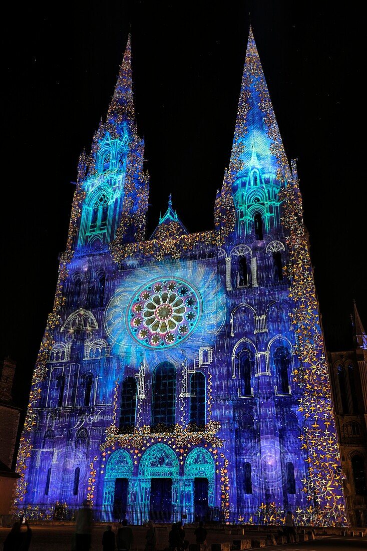 Frankreich, Eure et Loir, Chartres, Kathedrale Notre Dame, die von der UNESCO zum Weltkulturerbe erklärt wurde, Illuminationen während Chartres en Lumieres, Westfassade