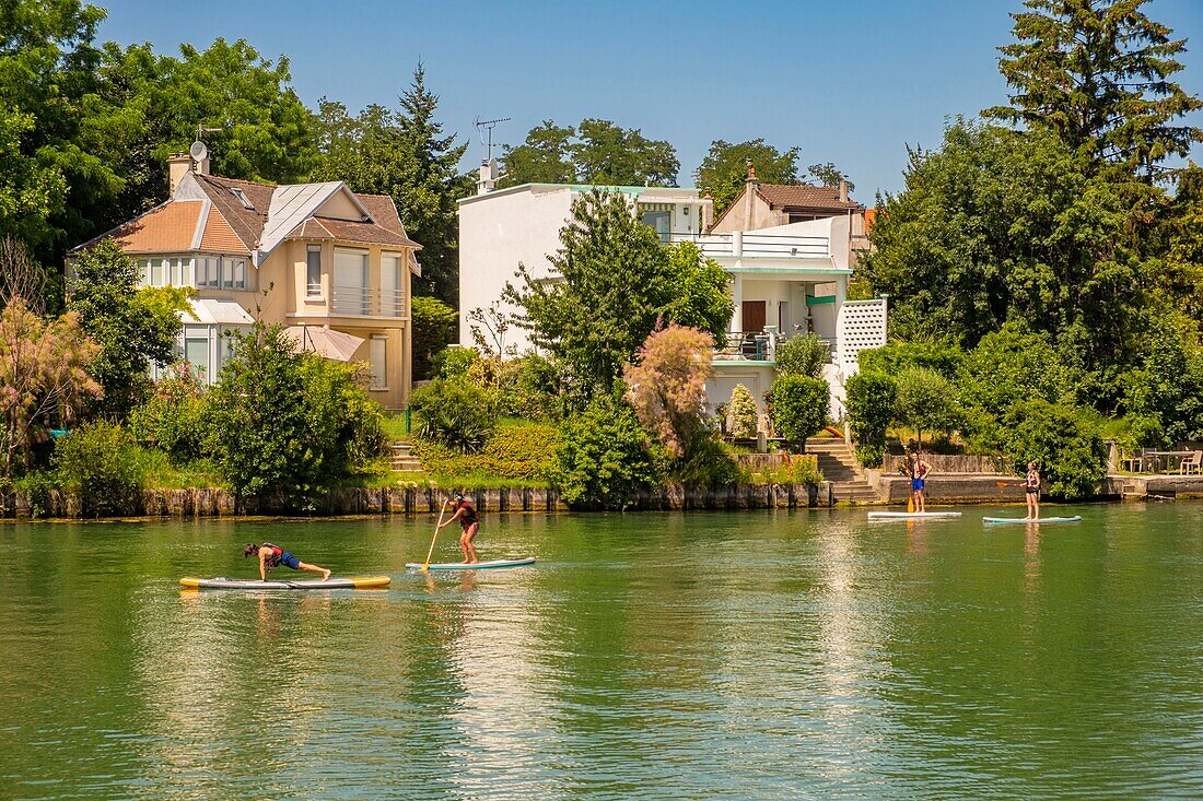 France, Val de Marne, Joinville le Pont, the edges of Marne, surf paddle\n