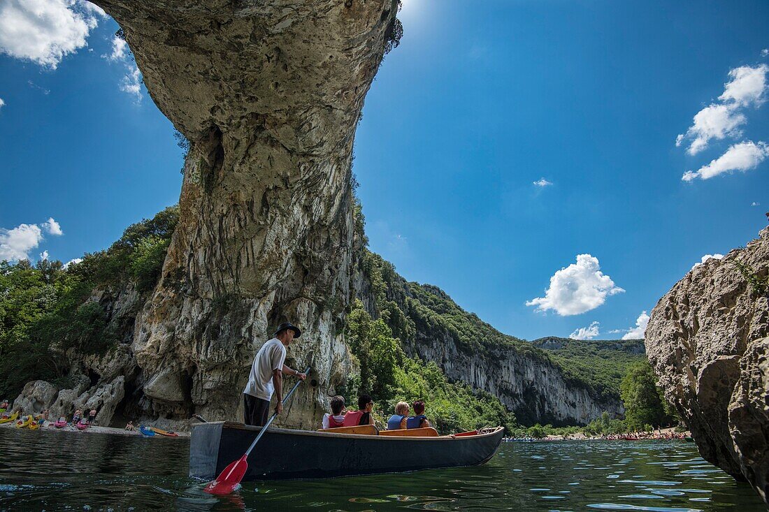 Frankreich, Ardeche, Vallon Pont d'Arc, Pont d'Arc, Bootsfahrt mit den Bateliers de l'Ardeche