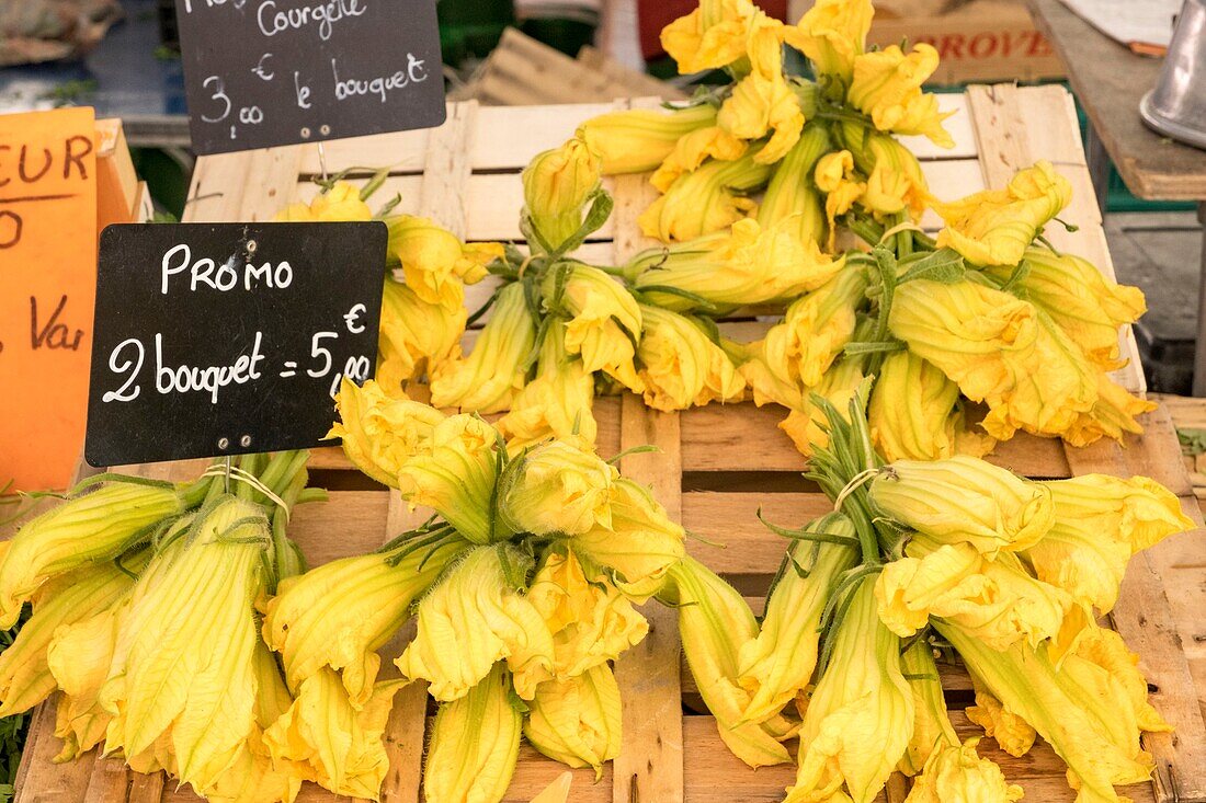 Frankreich, Alpes Maritimes, Nizza, von der UNESCO zum Weltkulturerbe erklärt, Markt La Liberation, Zucchiniblüten
