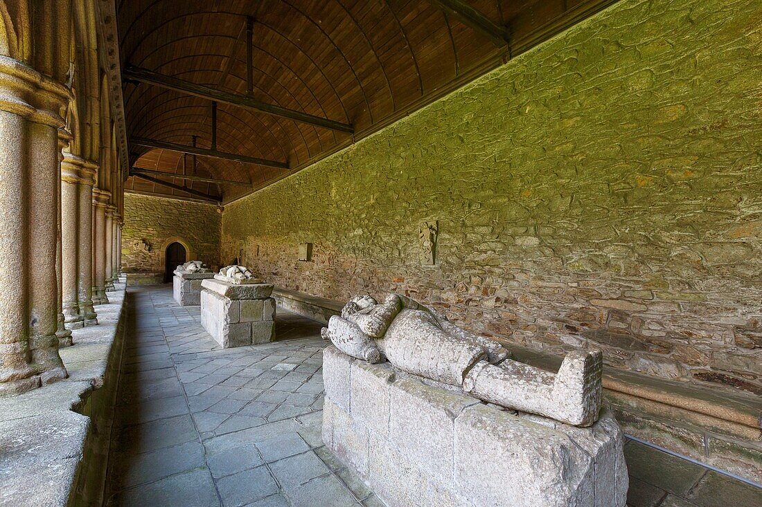 Frankreich, Cotes d'Armor, Treguier, Grabhügel und liegende Statuen in den Galerien des Kreuzgangs der Kathedrale Saint Tugdual, erbaut zwischen dem 13. und 15. Jahrhundert im gotischen Stil