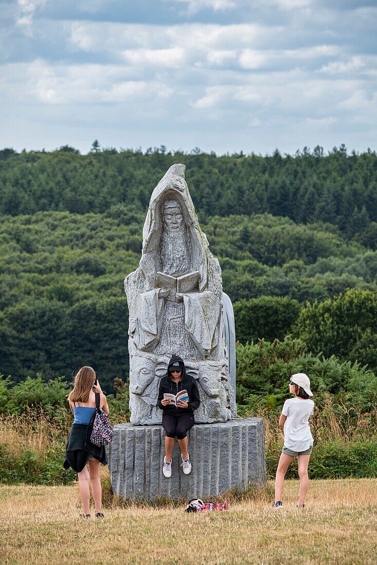 Frankreich, Cotes-d'Armor, Carnoet, das Tal der Heiligen oder die bretonische Osterinsel, ist ein assoziatives Projekt mit 1000 monumentalen, in Granit gehauenen Skulpturen, die 1000 bretonische Heilige darstellen