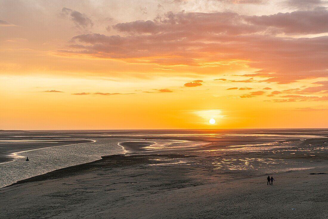 Frankreich, Somme, Baie de Somme, Le Crotoy, Sonnenuntergang über der Bucht bei Ebbe vom Aussichtspunkt auf den Anhöhen der Stadt