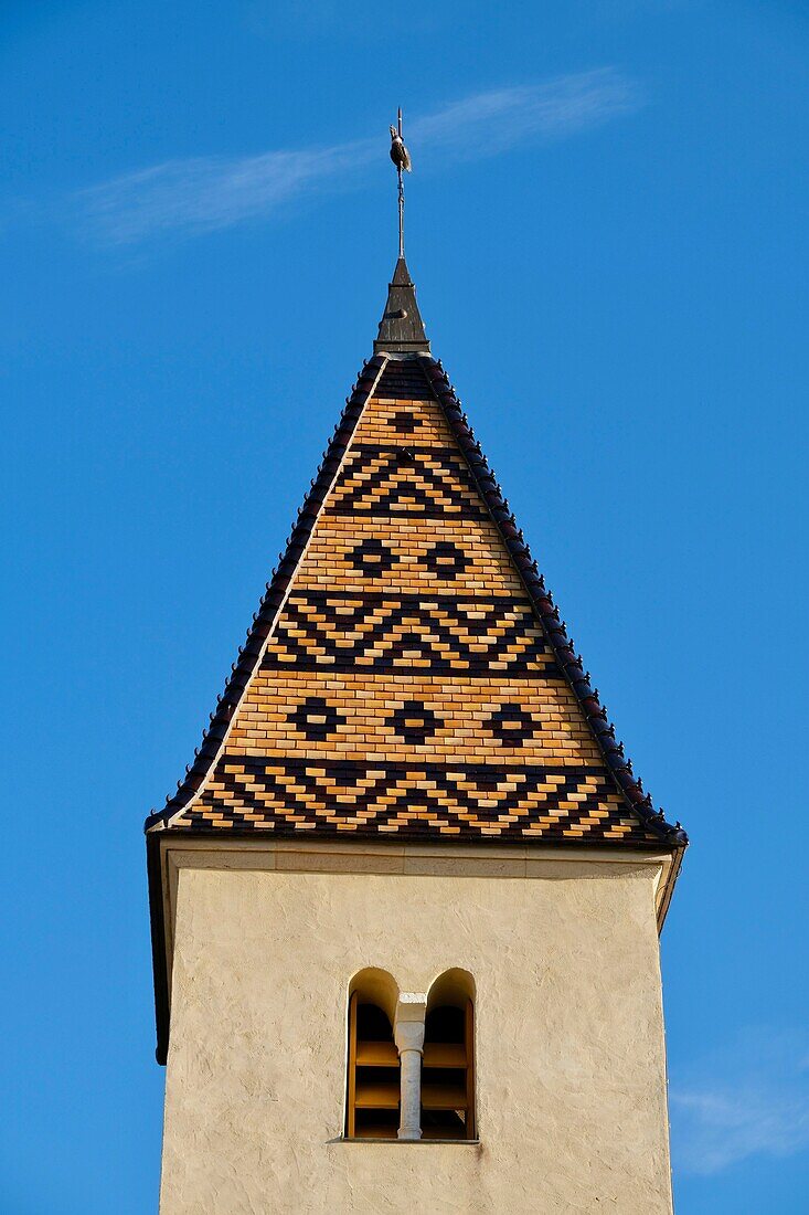 Frankreich, Cote d'Or, Fixin, Kirche Saint Antoine de Fixey mit einem Glockenturm aus glasierten burgunderfarbenen Kacheln