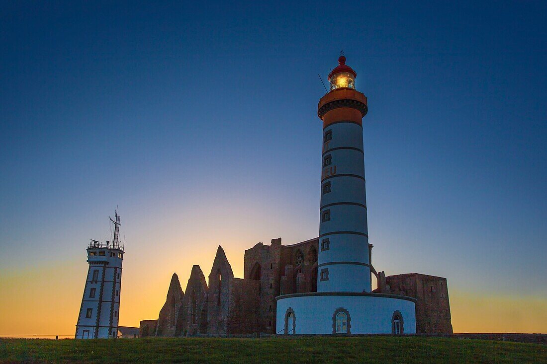 Frankreich, Finistere, Plougonvelin, die Pointe Saint Mathieu und der Leuchtturm von Saint Mathieu von 1835, die Abtei Saint Mathieu de Fine Terre und der Semaphor von 1906 zur blauen Stunde