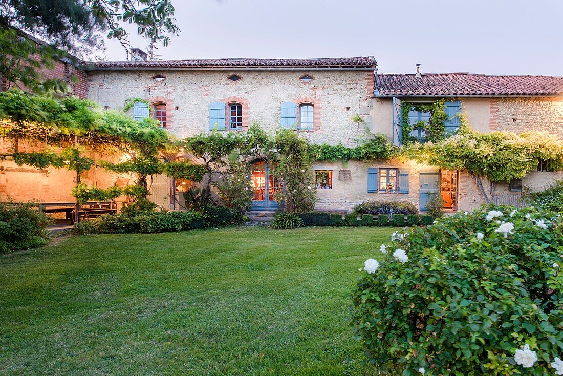 France, Haute-Garonne, Loubens-Lauragais, story :  Charming and autantic 16th century farmhouse \n