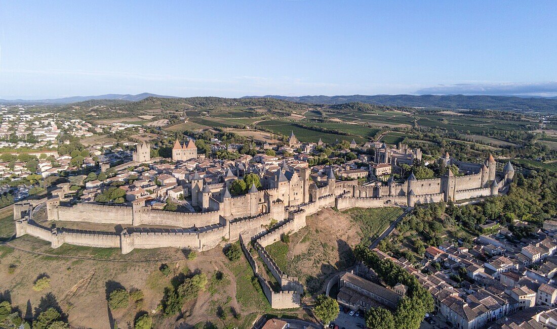 Frankreich, Aude, Carcassonne, die Stadt (Luftbild)